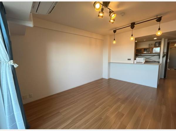 LDKは15.5帖。お隣のお部屋を繋げれば20帖越えです！