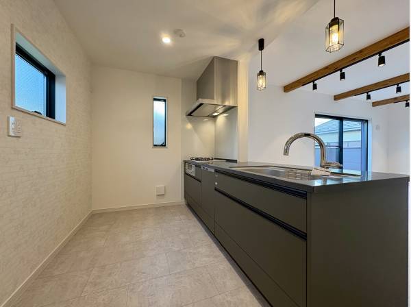 黒を基調としたスタイリッシュなキッチン