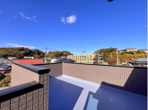 屋上からは鎌倉の緑を望みます