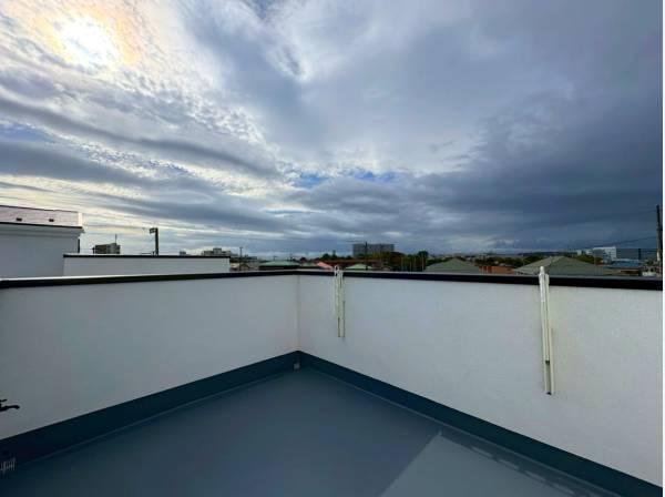 約6.1帖の広さを誇る開放的なルーフバルコニー