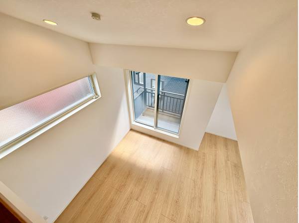 陽光差しこみリビングで家族団らんのひとときをお過ごしください