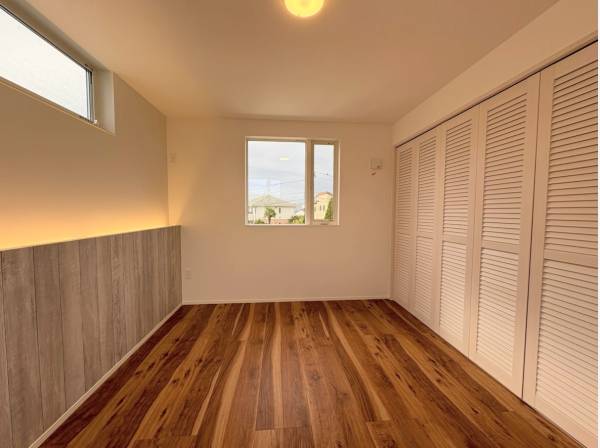 湘南らしい抜け感のあるクローゼットや間接照明