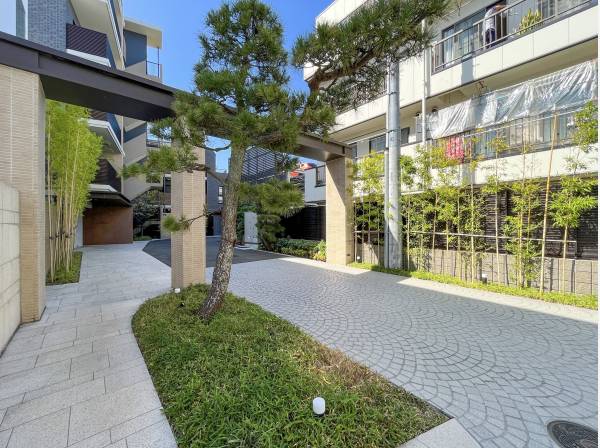 エントランスの植栽も美しい築浅マンションです