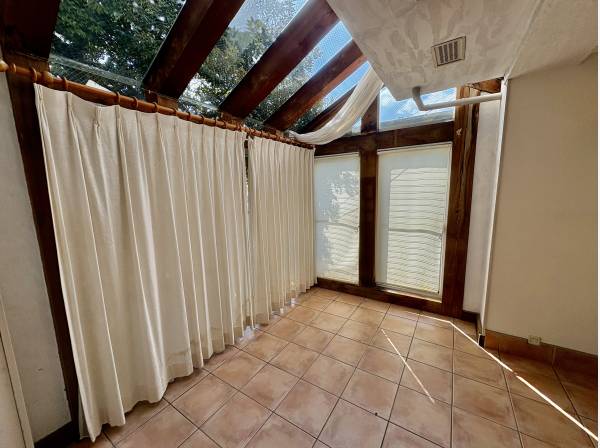 天井から日が入ってきて明るいですね！