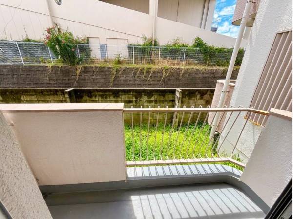 南側バルコニー。陽当たりが良いバルコニーで洗濯物干しも重宝します。