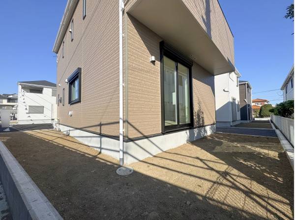 建物をそっと包み込むように広がるお庭スペース