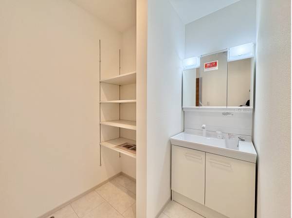 洗面室には可動棚もあり、とても便利です