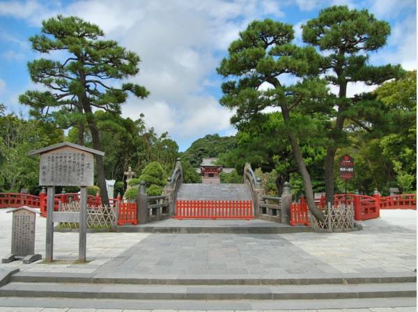 鎌倉を代表する「鶴岡八幡宮」までは約1300m