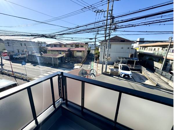 東南の道路のため開放感があります