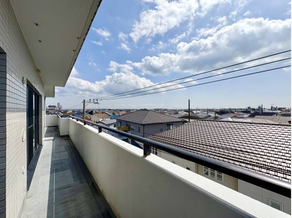 バルコニーはワイドタイプで陽当たり良好！