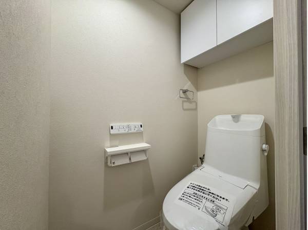 収納を備えたトイレ