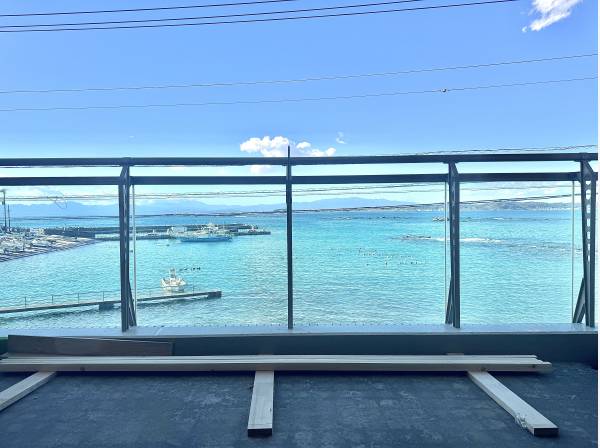 バルコニー越しに広がる水平線。朝も夕も海の表情を独り占め。