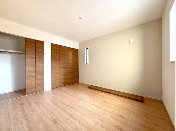 収納たっぷりの洋室