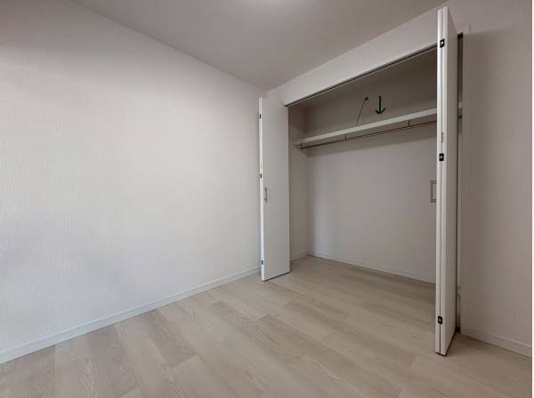 洋室には収納もしっかりとあります！