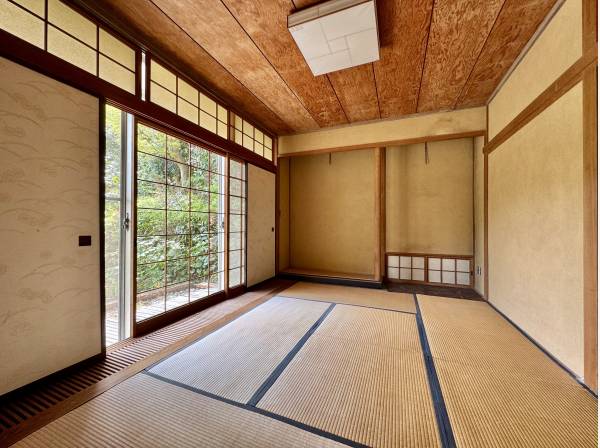 庭を望む和室で、静かに時を味わう落ち着いたひととき。