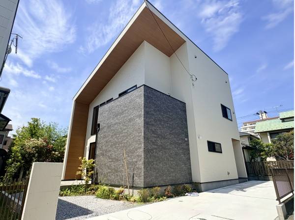 異素材MIXがお洒落！青空に映えるスタイリッシュな外観