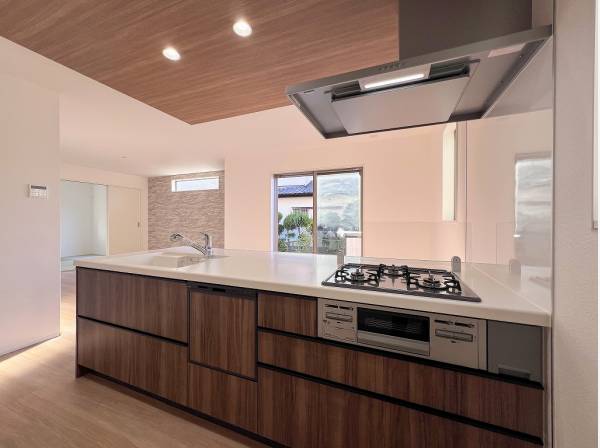 お庭から隣接する和室まで見渡せる開放的なオープンキッチン