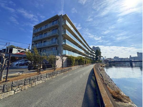 建物外観。外周はぐるっと道になっています。