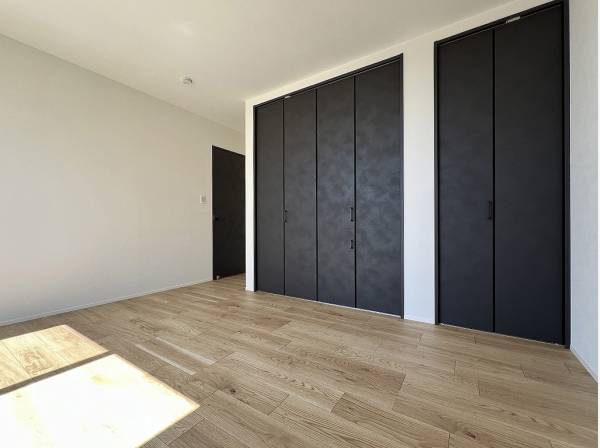 ダークカラーの建具が空間に洗練感をもたらします