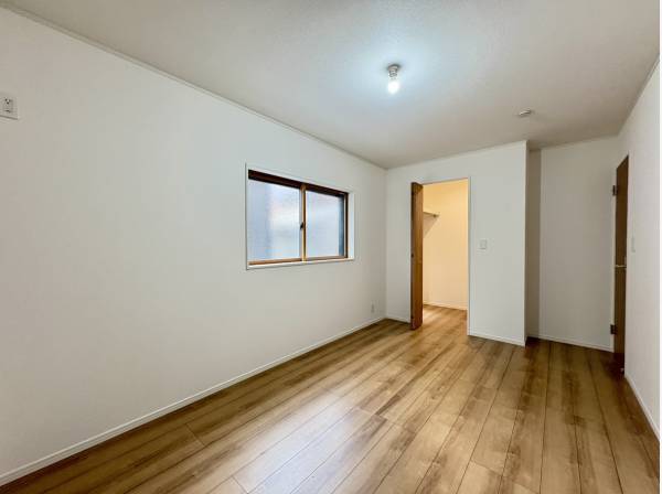 居室は約6帖の1部屋、納戸は約6帖・約7帖の2部屋ございます