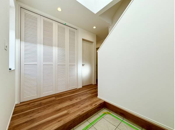 玄関ホールが吹き抜けのため、明るさがございます！