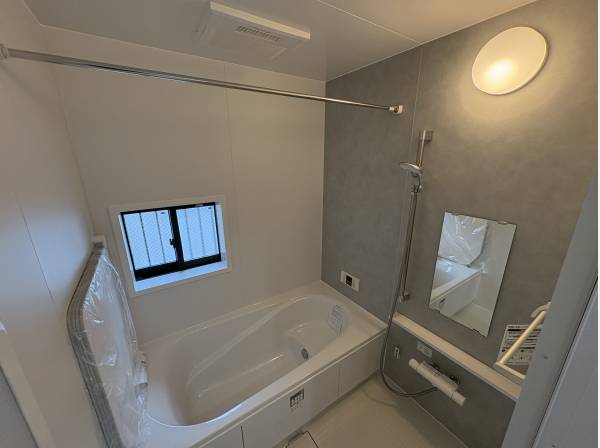 お風呂には浴室乾燥機が付いております。
