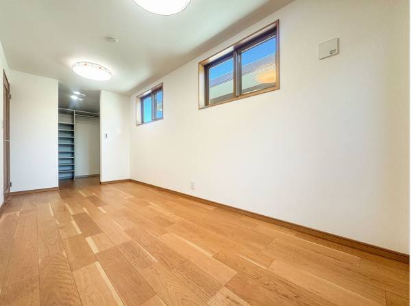 主寝室にピッタリな約7帖のゆとりある居室