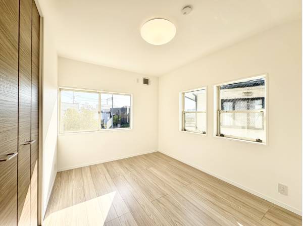 自然光がたっぷり入り、心地よい明るさに包まれる住まい