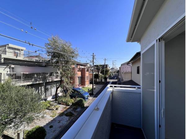 周辺に高い建物がないので空を広く感じられますね