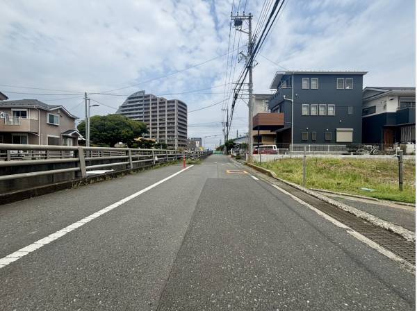 前面道路も広々としています