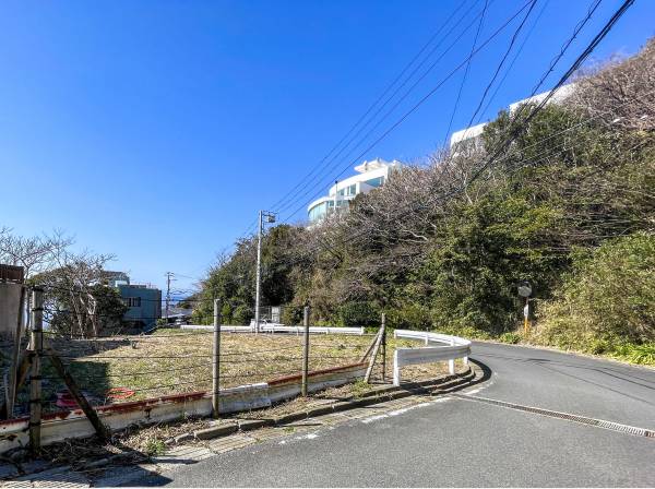 前面道路はゆとりがありますので車種が制限されることもありません。