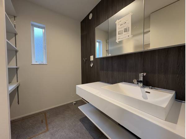 洗面台はホテル用に広いですよ。