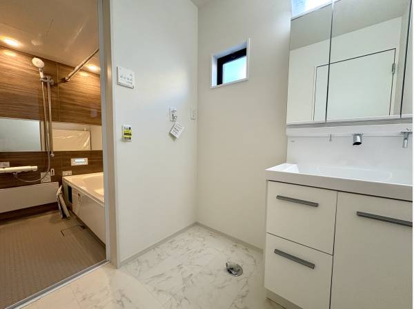 ゆったり整える時間が生まれるパウダールーム・バスルーム