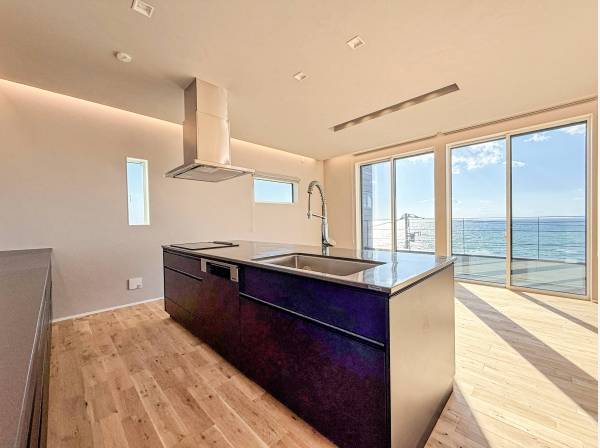 アイランドキッチン。料理をしながら海の景色をお楽しみ頂けます