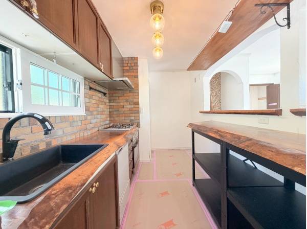 レンガ調の素敵なモダンキッチン！カウンターも素敵！