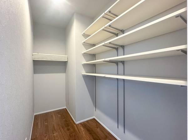 キッチン背面にある大容量のパントリーが便利!