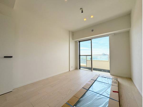 全ての洋室からバルコニーへ出ることができます、約7.2帖の洋室