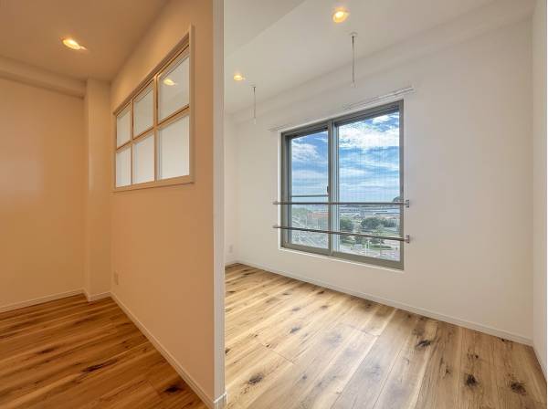 ポカポカと陽光満ちるサンルーフは室内窓で風をコントロール