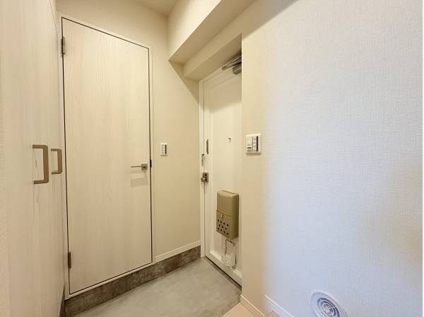 白を基調にした玄関