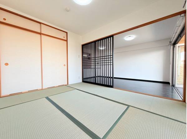 面している和室は約6.7帖、あわせて約25.4帖の広々空間に！