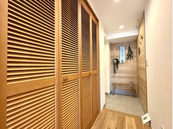 玄関には収納もたっぷりです。