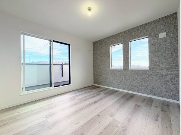 バルコニーへと続く主寝室