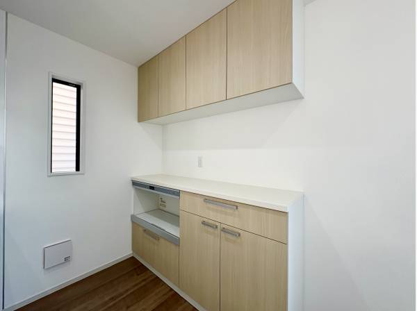 キッチンには収納棚が備わりすぐに新生活を始めることができます