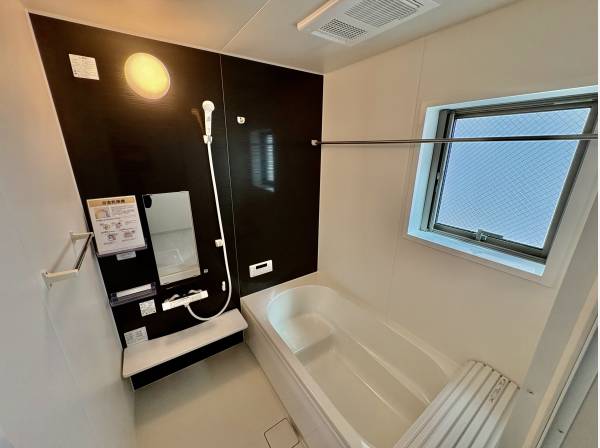 お風呂には浴室乾燥機が付いております！