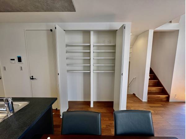 LDKにも大型の収納スペースがありますよ。