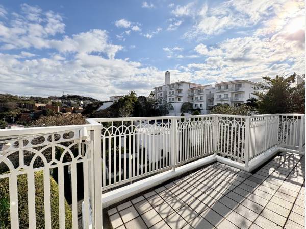 下階バルコニー