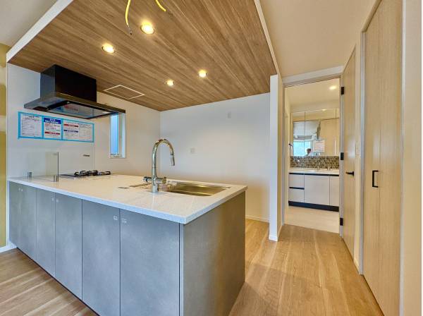 キッチンはペニンシュラタイプです。