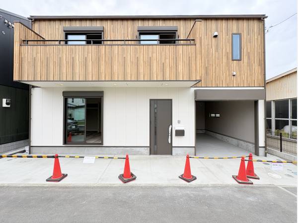 木目の映えるガレージハウス