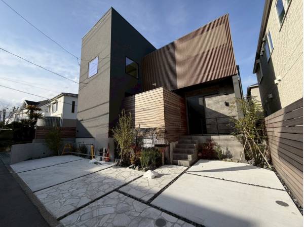 カースペースも完備！スタイリッシュな外装ですね！