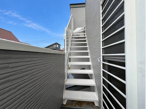 屋上へ続く白い屋外階段が、青空を身近に感じるくつろぎの場所へ誘います。
